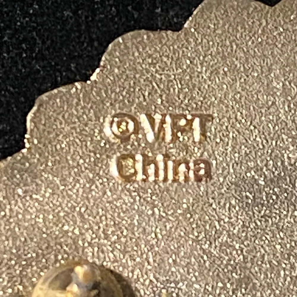 Varsity Cheer Hard Go Home‎ Megaphone Enamel Pin Badge Gold Tone Vintage
